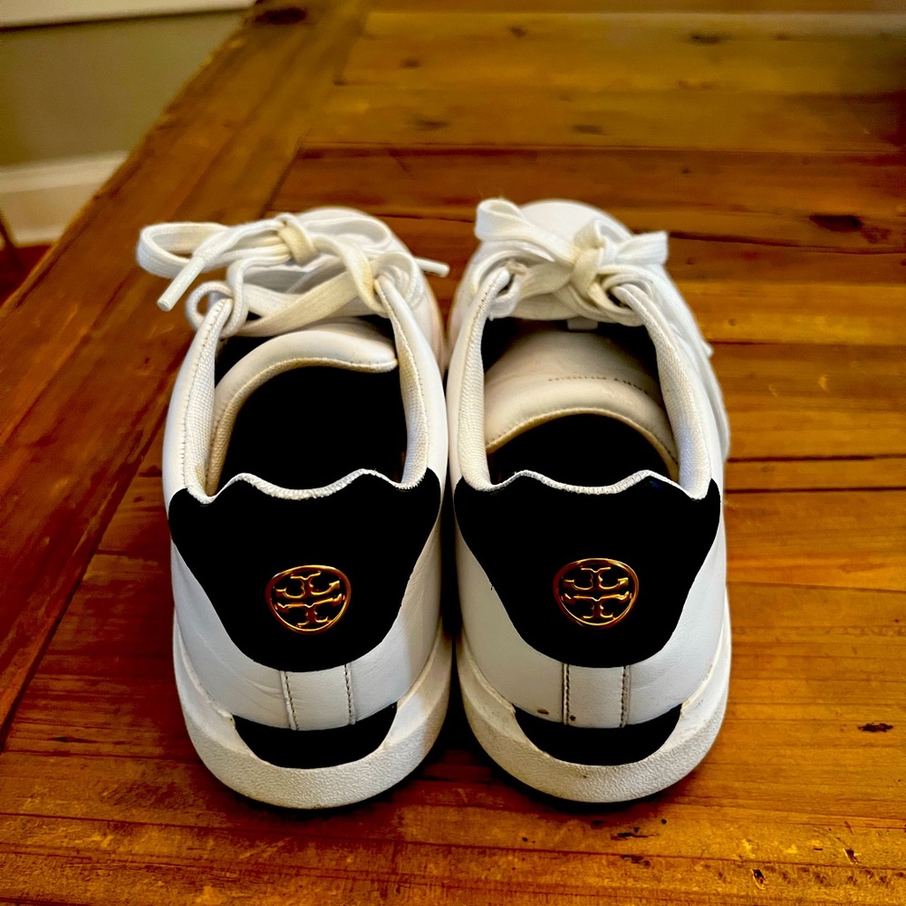 Tory Burch Howell Court Sneaker with navy accents size 7